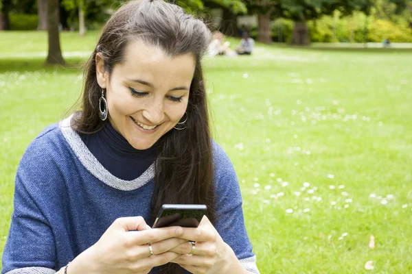 Mujer usando móvil — Foto de Stock