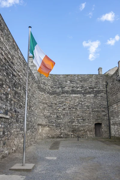 Irländska flaggan i Kilmainham Gaol i Dublin — Stockfoto