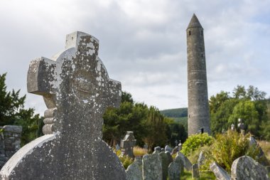Tablet Glendalough mezarlığı ve yuvarlak kule