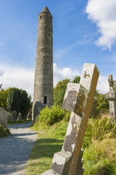 Tablette dans le cimetière Glendalough et la tour ronde — Photo