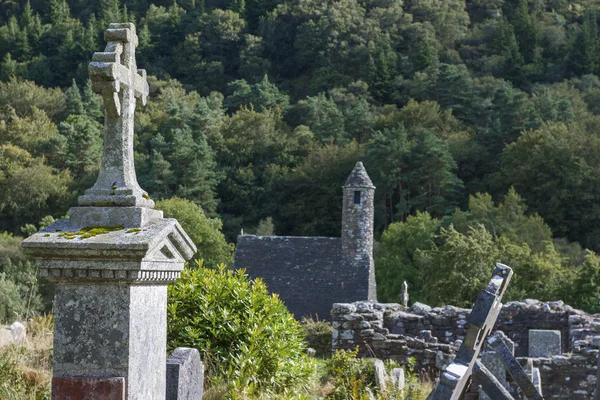 Cross på kyrkogården i Glendalough — Stockfoto