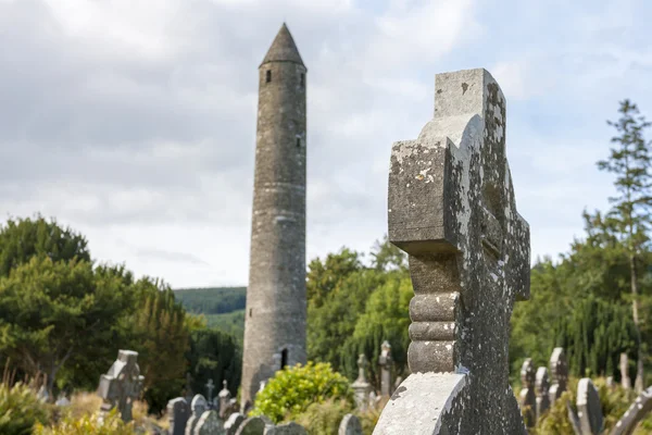 Tablet in het kerkhof van Glendalough en de ronde toren — Stockfoto