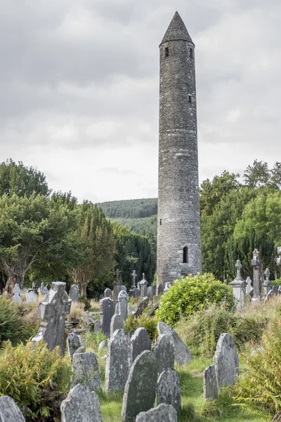 Tablette dans le cimetière Glendalough et la tour ronde — Photo