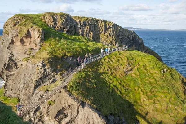 People at Carrick a rede Rope Bridge — Stock Photo, Image