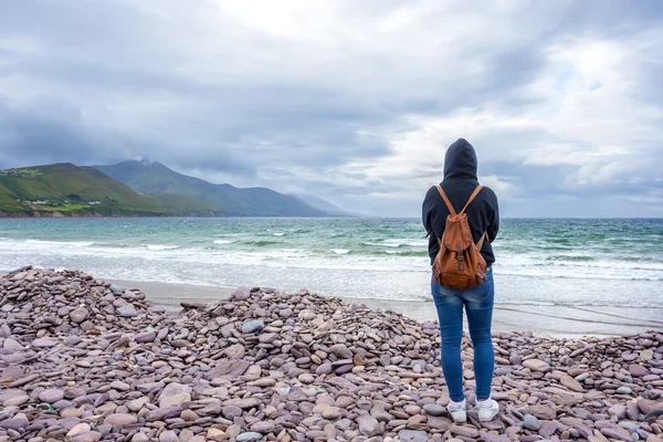 Vrouw tegenover de zee — Stockfoto