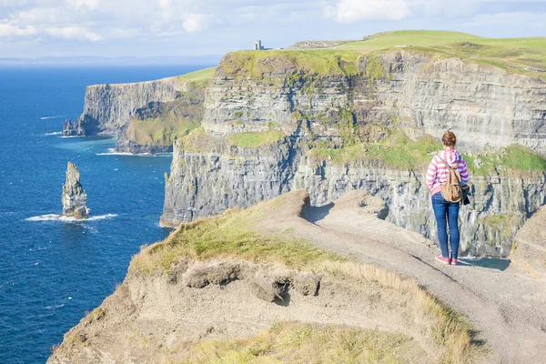 Flicka på klippan av Moher — Stockfoto