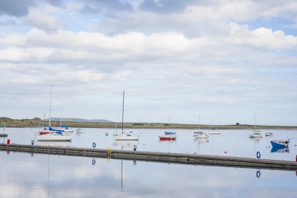 Яхти в marina — стокове фото