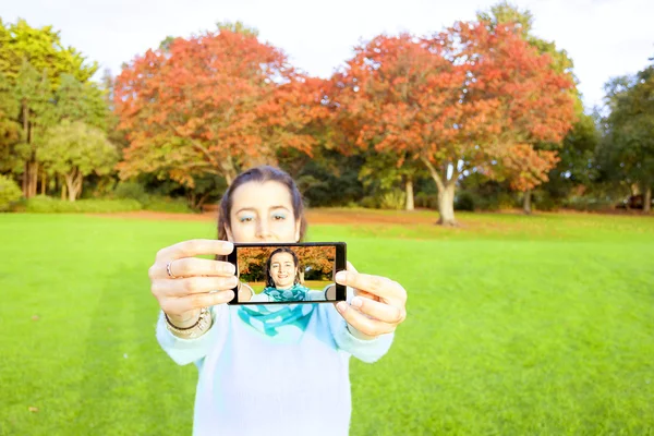 Žena užívající selfie — Stock fotografie