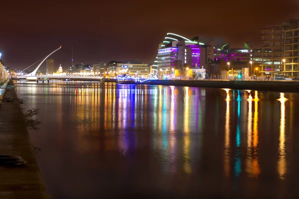 Liffey River bei Nacht — Stockfoto