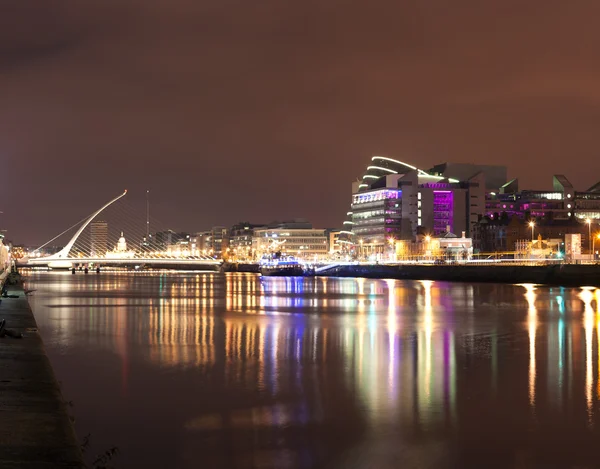 Liffey River bei Nacht — Stockfoto