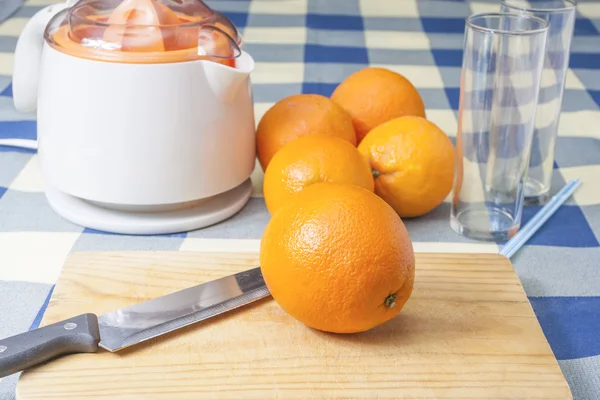 Как приготовить апельсиновый сок — стоковое фото