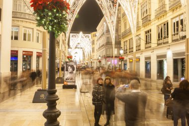 Bir fotoğraf alan insanlar