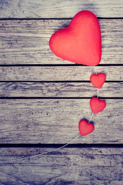 kalpler ahşap arka planda