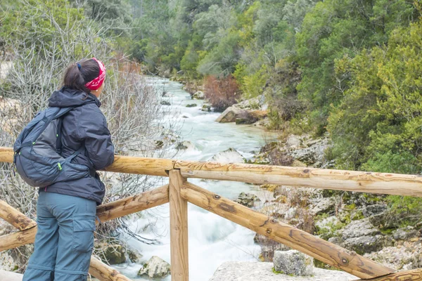 Woman at the bridge — Stock Photo, Image