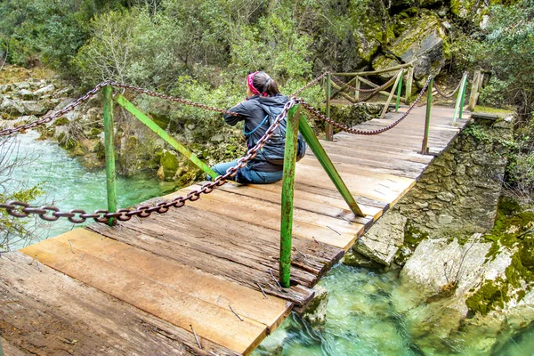 Mujer en el puente — Foto de Stock