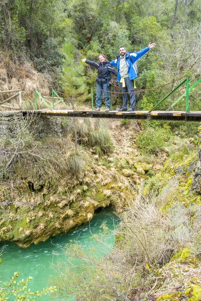 Paar auf der Brücke — Stockfoto