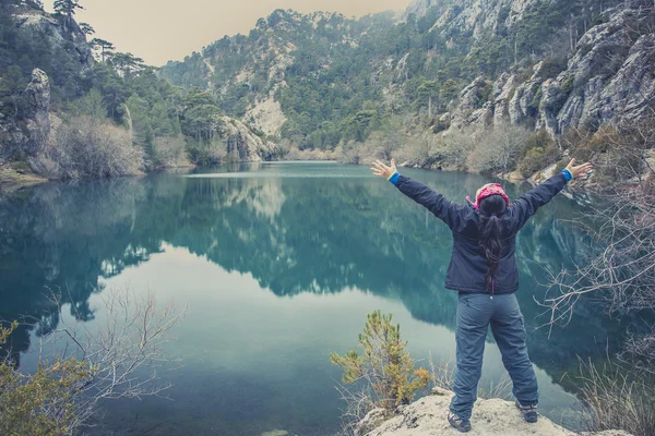 Mulher no lago — Fotografia de Stock