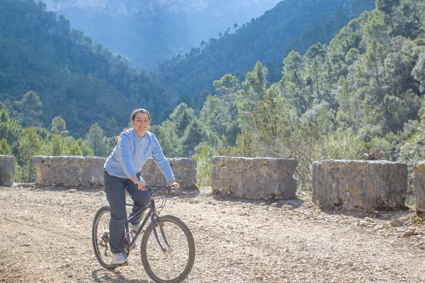 Donna in bicicletta — Foto Stock