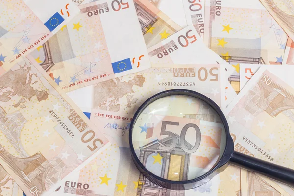 Ampliador com mais de cinquenta notas de euro — Fotografia de Stock