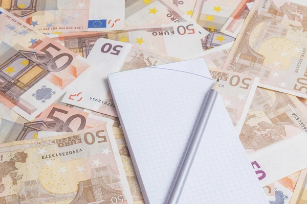 Material de escritório sobre notas de euro — Fotografia de Stock
