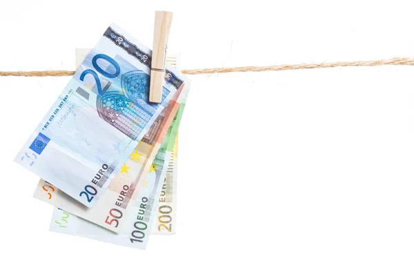 Notas de euro penduradas numa corda — Fotografia de Stock