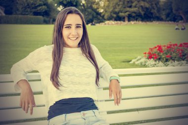 Bir bankta güzel teen