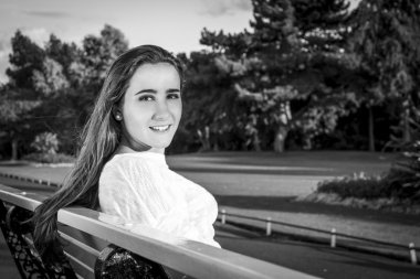 Bir bankta güzel teen