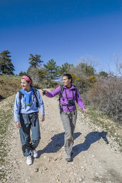 Senderismo de mujeres en la montaña — Foto de Stock