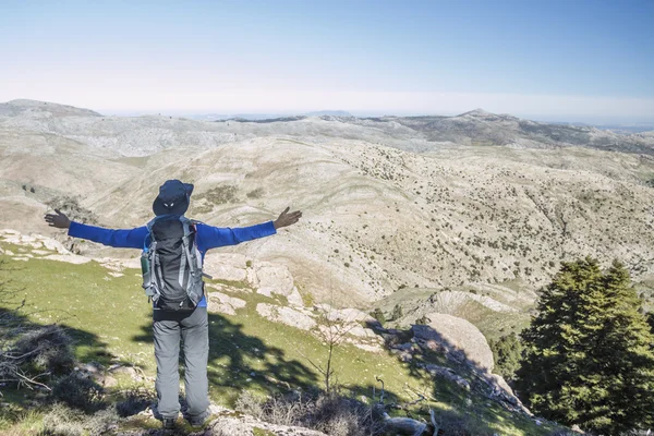 Hombre feliz con los brazos levantados —  Fotos de Stock