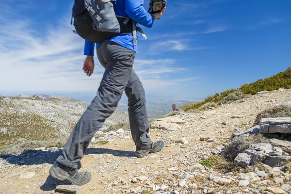 Man hiking at the mountain — Stockfoto