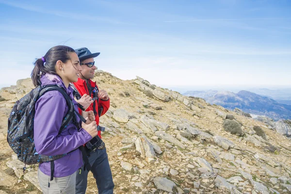 Casal desfrutando das montanhas — Fotografia de Stock