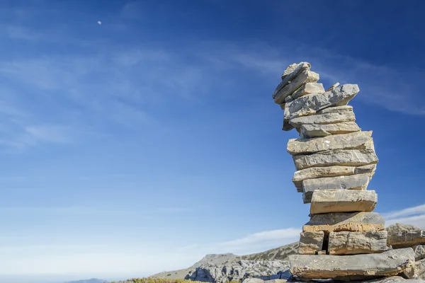 Pilha de pedra na montanha — Fotografia de Stock