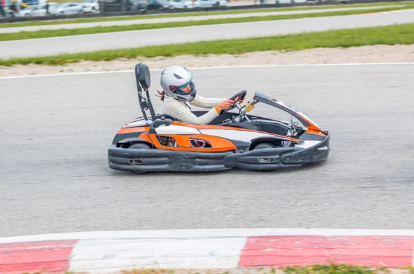 Donna alla guida di un kart — Foto Stock