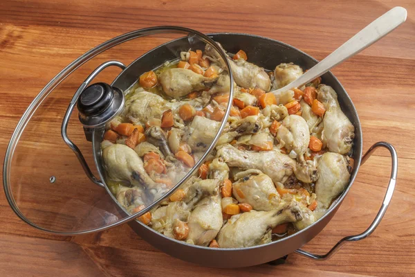 Pollo con zanahorias — Foto de Stock