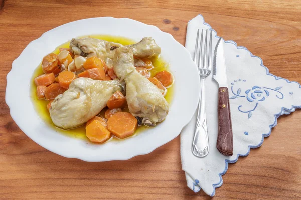 Pollo con estofado de zanahorias — Foto de Stock