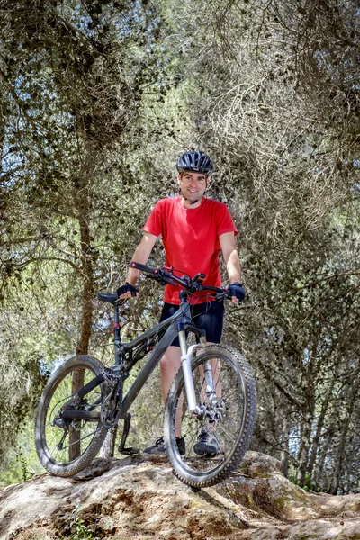 L'uomo con una bicicletta in natura — Foto Stock