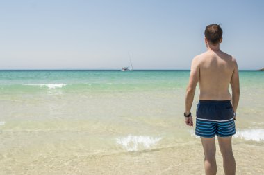 genç adam sahilde