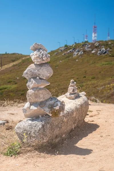 Pilha de pedras no Monte Foia em Monchique, Portugal — Fotografia de Stock