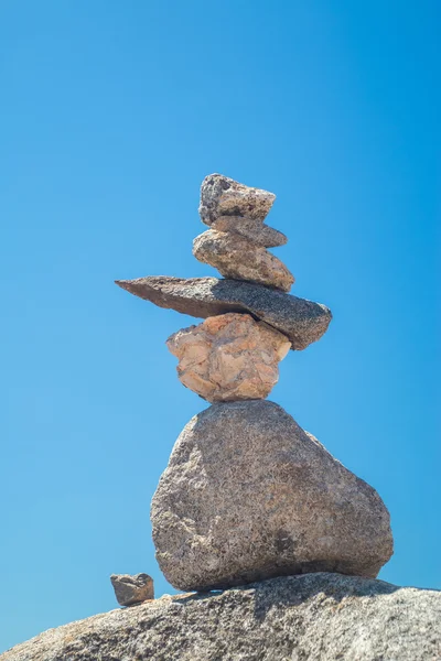 Pilha de pedras no Monte Foia em Monchique, Portugal — Fotografia de Stock