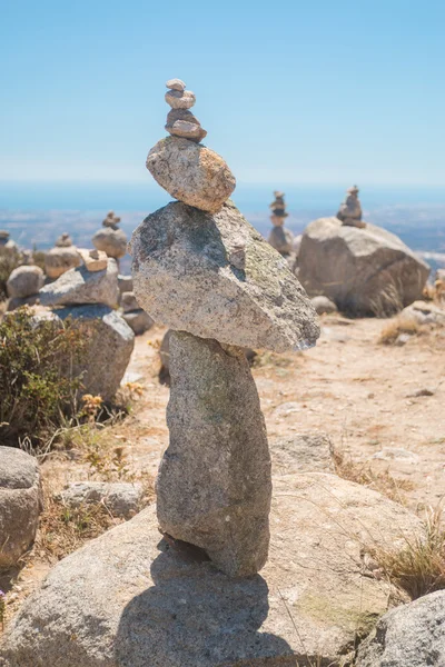 Montón de piedras en el Monte Foia en Monchique, Portugal — Foto de Stock