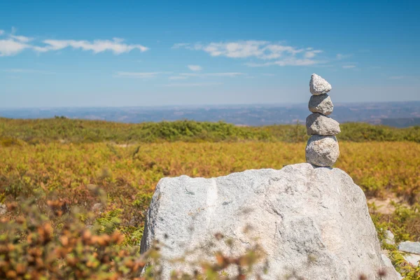 Pilha de pedras no Monte Foia em Monchique, Portugal — Fotografia de Stock