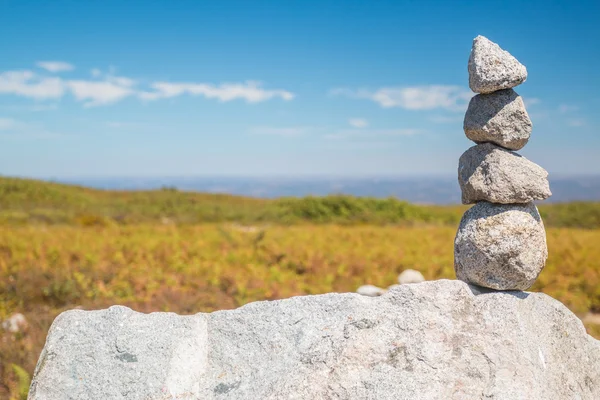 堆在蒙特 Foia 最佳，葡萄牙的石头 — 图库照片