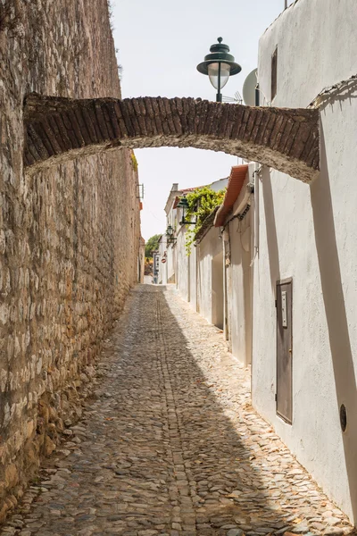 Enge, rostige Straße — Stockfoto