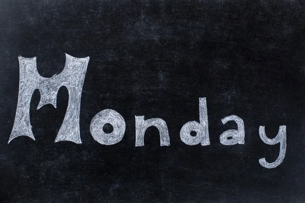 Понедельник, написанный от руки на доске — стоковое фото