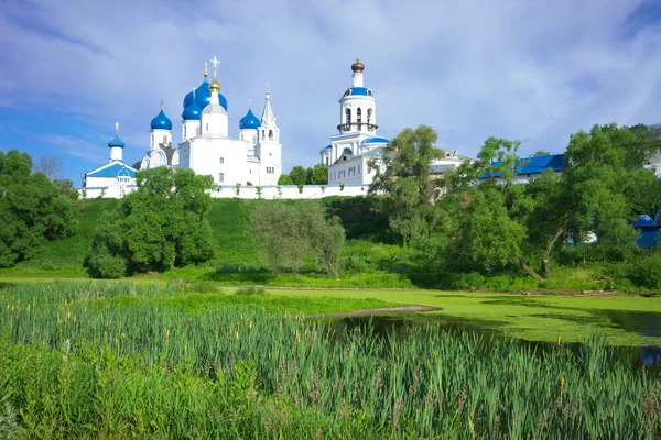 Monastère orthodoxe à Bogolyubovo dans la journée d'été. Russie — Photo