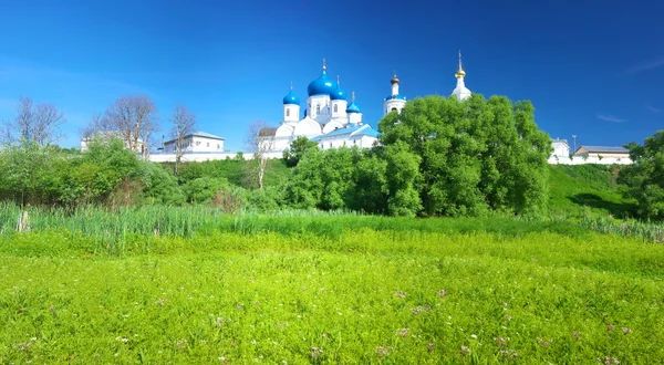 Mosteiro ortodoxo em Bogolyubovo no dia de verão. Rússia — Fotografia de Stock