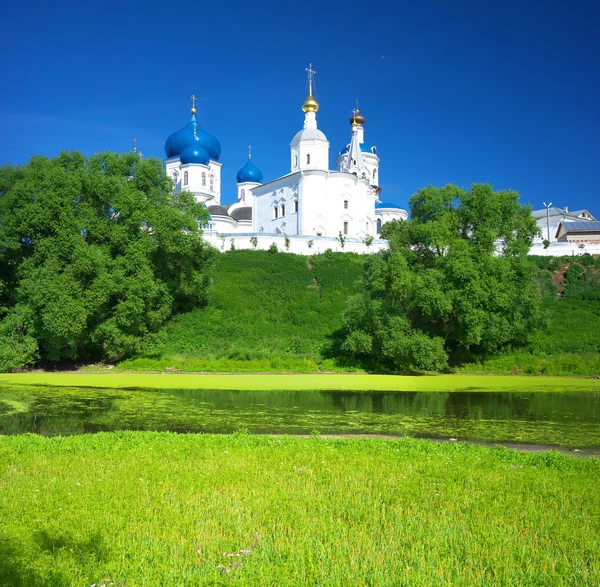 Monastère orthodoxe à Bogolyubovo dans la journée d'été. Russie — Photo