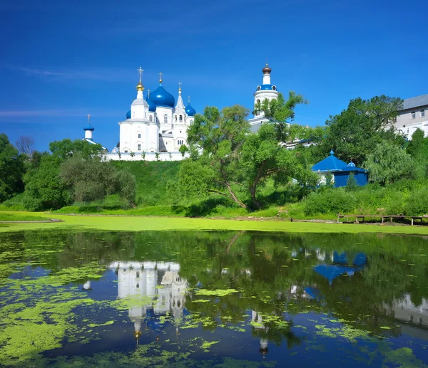 Monastère orthodoxe à Bogolyubovo dans la journée d'été. Russie — Photo