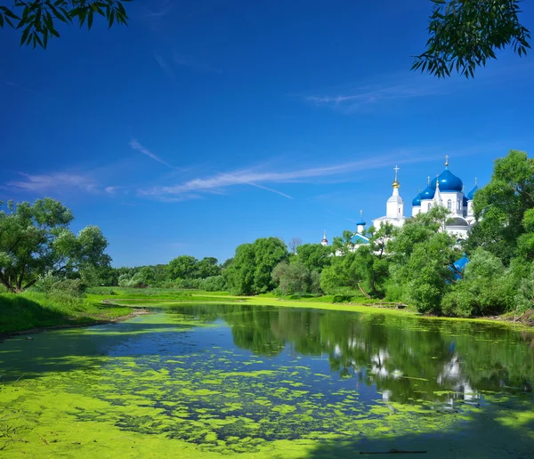 Monastère orthodoxe à Bogolyubovo dans la journée d'été. Russie — Photo