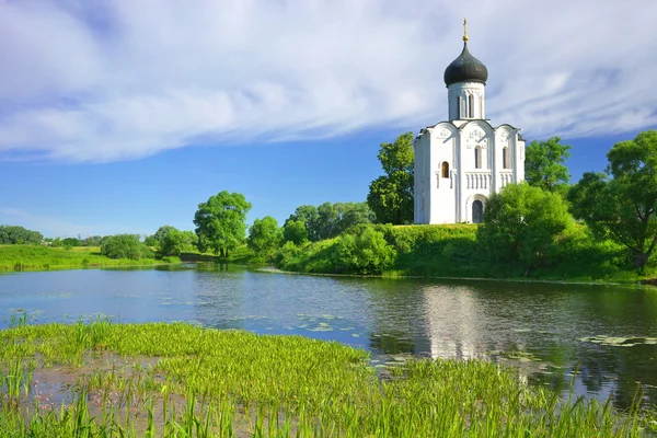 Mária oltalma templom. Oroszország, a falu Bogolyubovo. — Stock Fotó
